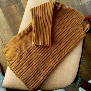 Cropped ribbed CAbi brand size medium sweater.